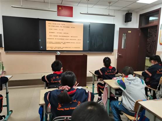 会议室里的人们
描述已自动生成